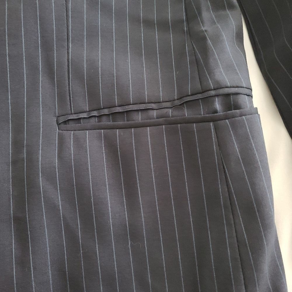 Hugo Boss Light and Dark Pinstripe Blue Blazer 40S - Picture 4 of 13